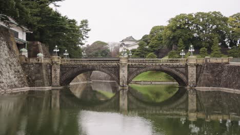 Tokyo-Imperial-Palace-gardens-bridge,-Slow-Pan-Establishing-Shot