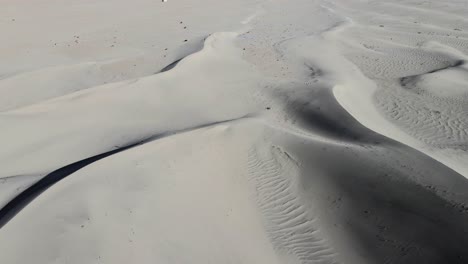 Luftaufnahme-Von-Oben-Nach-Unten-Auf-Sanddünen-In-Der-Kalten-Wüste-Von-Skardu,-Pakistan-An-Einem-Sonnigen-Sommertag