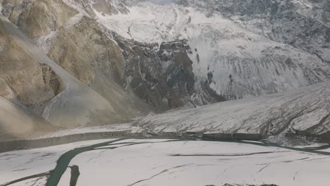 Filmische-Luftaufnahme-Der-Schneebedeckten-Berglandschaft-Des-Hunza-Tal-Gletschers