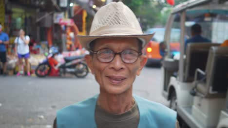Viejo-Trabajador-Caminando-Por-Las-Calles-De-Hanoi,-Vietnam