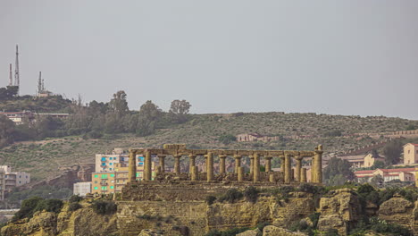 Vista-Panorámica-Del-Antiguo-Templo-Valle-Dei-Templi-Y-El-Paisaje-Urbano-En-El-Fondo---Sicilia,-Italia-En-Europa