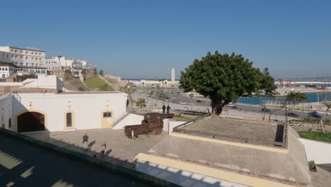 Mit-Blick-Auf-Die-Terrasse-Des-Borj-Al-Hajoui-Parks-Mit-Kanonen-In-Tanger,-Marokko