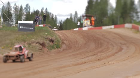 Competencia-De-Buggy-En-Una-Pista-De-Grava,-Luchando-Por-El-Primer-Lugar-Participando-En-La-Competencia