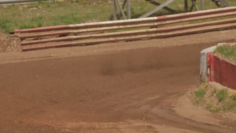 Competencia-De-Buggy-En-Una-Pista-De-Grava,-Luchando-Por-El-Primer-Lugar-Participando-En-La-Competencia