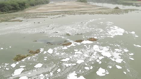 Chemischer-Schaum-Schwimmt-Auf-Dem-Yamuna-Fluss-In-Neu-Delhi