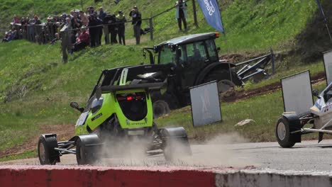 Auto-Buggy-Wettbewerb-Auf-Einer-Schotterpiste,-Kampf-Um-Den-Ersten-Platz-Durch-Die-Teilnahme-Am-Wettbewerb