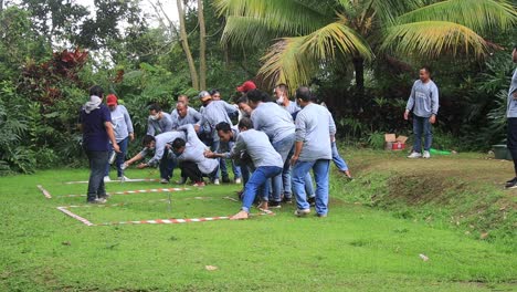 Gruppe-Von-Menschen,-Die-Gemeinsam-Auf-Dem-Spielplatz-Spielen,-Salatiga,-Indonesien,-11.-Dezember-2021