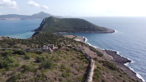 Antiguo-Castillo-Navarino-En-La-Playa-De-Voidokilia,-Peloponeso,-Grecia---Antena