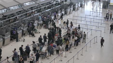 POV-Im-Abflugterminal-Des-Flughafens-Suvannabhumi-Mit-Vielen-Passagieren-Während-Der-Wiedereröffnung-Des-Landes