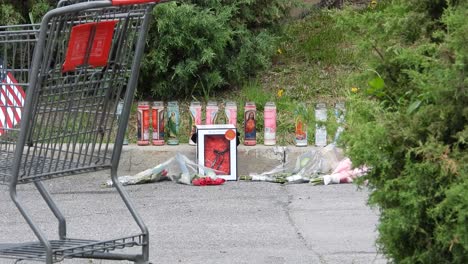 Kerzen-Und-Blumen-Von-Einer-Gedenkfeier-Für-Die-Opfer-Auf-Dem-Supermarktparkplatz