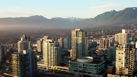 Hochhäuser-Mit-Wohnhäusern-Im-Zentrum-Von-Lonsdale-Im-Norden-Von-Vancouver,-Britisch-Kolumbien,-Kanada