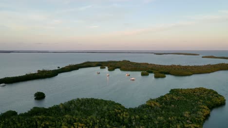 Vergnügungsboote-Schwimmen-Bei-Sonnenuntergang-In-Den-Ruhigen-Gewässern-Der-Florida-Keys