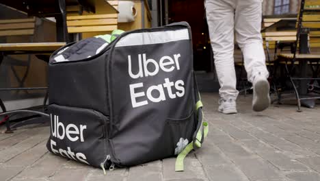 Uber-Come-Una-Bolsa-Frente-Al-Restaurante-Mientras-El-Pasajero-Entra-Para-Recoger-El-Pedido-De-Comida---Cámara-Lenta