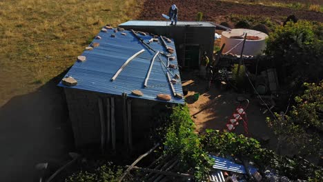 Bauer-Reinigt-Ein-Kleines-Solarpanel-Auf-Einem-Ländlichen-Bauernhof-In-Den-Anden-Boliviens