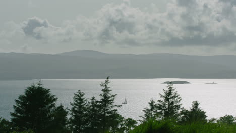 Schottland---Blick-Auf-Ein-Segelboot-Am-Sound-Of-Mull,-Westküste-Schottlands