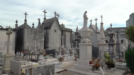 Cruces-Y-Lápidas-Dentro-Del-Cementerio-De-Agramonte
