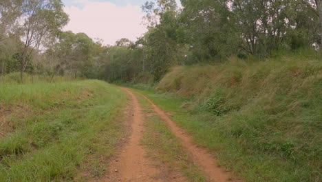 Sicht-Von-Wanderern,-Die-Entlang-Der-Alten-Eisenbahnlinie-Gehen,-Als-Männer-Auf-Radtouren-An-Ihnen-Vorbeikamen,-Brisbane-Valley-Rail-Trail,-Qld-4k