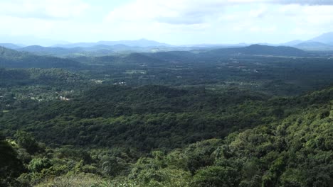Berglandschaft-Mit-Riesigem-üppigen-Tropischen-Regenwald-In-Brasilien,-LKW-Aufnahme
