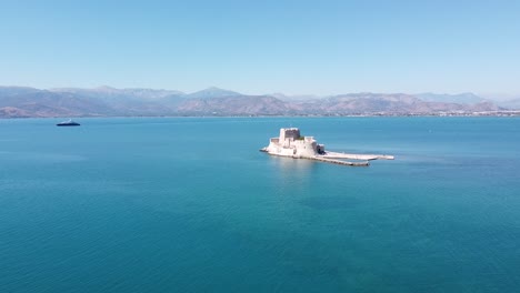 Bourtzi-Festung-Auf-Einer-Kleinen-Insel-In-Nauplion,-Peloponnes,-Griechenland---Luftaufnahme