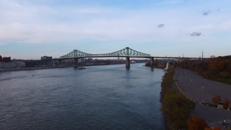Brücke,-Montreal,-Kanada,-Jacques-Cartier-Brücke,-Alter-Hafen-Montreal,-Luftdrohnenansicht-Des-Flusses