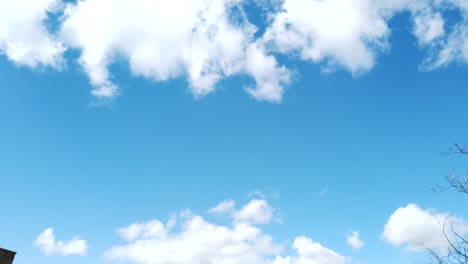 Zeitraffer-Flauschiger-Wolken,-Die-Sich-Am-Blauen-Himmel-Bewegen