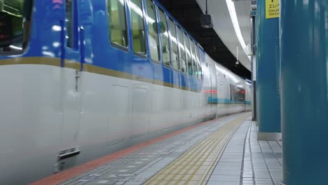Shimakaze-Luxury-Sightseeing-Train-Arriving-in-Osaka-Namba-Station,-Japan
