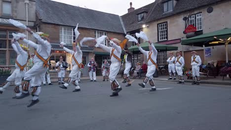 Die-Rutland-Morris-Männer-Führen-Ihre-Traditionellen-Volkstänze-Und-Musik-Auf-Dem-Marktplatz-Von-Upingham-In-Rutland,-Der-Kleinsten-Grafschaft-Englands,-Auf