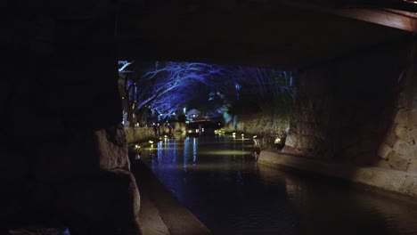 Puente-Omihachiman-Y-Foso-Del-Canal-En-La-Noche-Iluminados,-Shiga-Japón