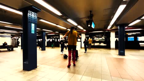 Cantante-Talentosa-Actuando-En-Las-Calles-De-Nueva-York,-Cantando-En-La-Plataforma-Del-Metro-De-Nueva-York