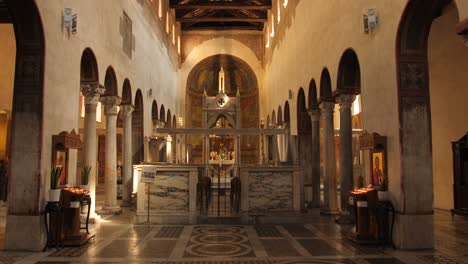 La-Gente-Visita-Santa-María-En-La-Iglesia-De-Cosmedin-En-Roma,-Italia