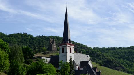 Statischer-Zeitraffer-Einer-Landkirche-In-Einem-Kleinen-Deutschen-Dorf-Im-Frühling