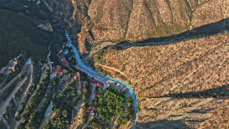 Tolantongo,-Mexiko,-Luftaufnahme-V5,-Vogelperspektive,-Drohnenüberflug,-Natürlicher-Hügel-Von-Hidalgo,-Aufnahme-Des-Canyons-Und-Des-Thermalflusses-Mit-Heißen-Quellen-–-Aufgenommen-Mit-Mavic-3-Cine-–-Dezember-2021