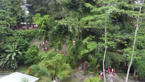 Yogyakarta,-Indonesien-–-26.-Mai-2022:-4K-Kinderklettern-Im-Wald,-Rutschen-Abenteuerpark,-Extremsport-Flying-Fox