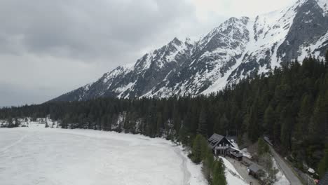 Montaña-Tatra-Con-Lago-Poprad-Congelado,-Vista-Aérea