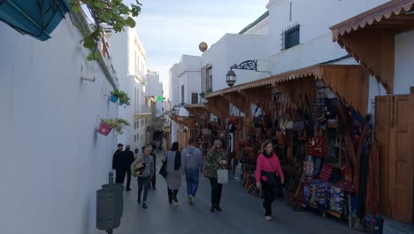 Lugareños-Y-Turistas-Pasean-Por-El-Bullicioso-Y-Colorido-Zoco-De-La-Medina-De-Tánger,-Marruecos