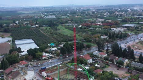 Panorama-Luftaufnahme-Der-Wolkenkratzer-Baustelle-Mit-Blick-Auf-Die-Stadt-Im-Hintergrund,-Tel-Aviv,-Israel