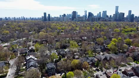 Drohne-Fliegt-Durch-Das-Sonnige-Viertel-Von-Toronto-Mit-Der-Stadt-Im-Hintergrund-Und-Dem-CN-Tower-In-Der-Ferne