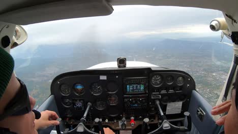 Pilotos-En-La-Cabina-Navegando-En-Un-Avión-Cessna,-Acercándose-Para-Aterrizar-En-El-Aeropuerto