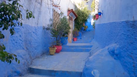 Secluded-alleyways-within-the-magical-city-of-Chefchaouen,-Morocco