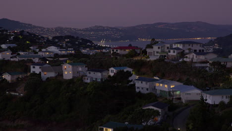 Pan-over-the-cityscape-of-Wellington-at-dusk,-the-capital-of-New-Zealand