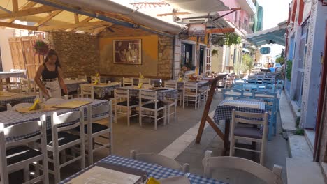 Encantadora-Terraza-De-Restaurante-Ubicada-En-Un-Pequeño-Y-Pintoresco-Callejón-De-Preveza,-Grecia