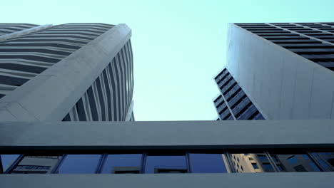 La-Vista-Panorámica-De-ángulo-Bajo-De-Los-Edificios-Del-Horizonte-De-La-Ciudad-Y-El-Cielo-Azul