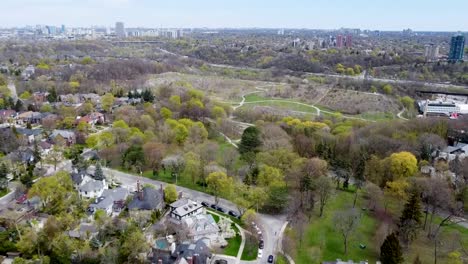 Toma-Aérea-Volando-Sobre-Un-Pequeño-Parque-Con-Muchos-árboles-En-Un-Barrio-De-Toronto-En-Primavera
