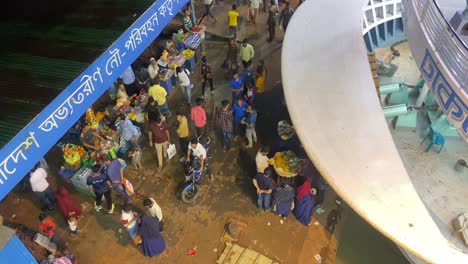 Imágenes-Vibrantes-De-Una-Terminal-De-Barcos-Llena-De-Gente-Y-Pasajeros,-Mientras-Abordan-Un-Ferry-Para-El-Lanzamiento-De-Dhaka-A-Barisal-En-Bangladesh