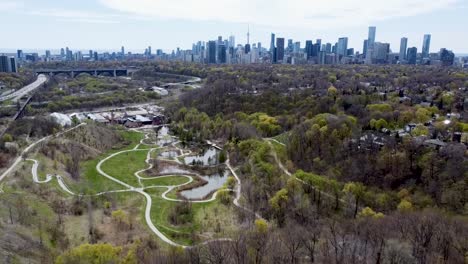 Luftaufnahme-Eines-Großen-Parks-In-Einem-Vorort-Von-Toronto-Mit-Dem-CN-Tower-Im-Hintergrund