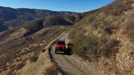 Jeep-Offroad-Conduciendo-En-El-Paisaje-De-La-Colina-Del-Desierto-En-California,-Vista-Aérea