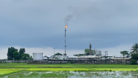 Planta-De-Gas-Con-Nubes-Grises-Y-Gases-Ardientes-Que-Emiten-Humo-Negro