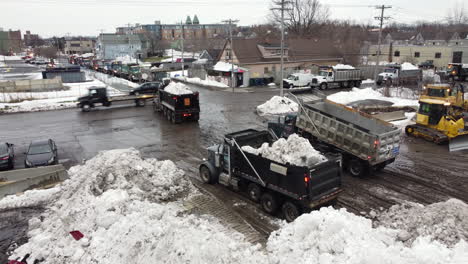 Volquetes-Que-Transportan-Cargas-De-Nieve-En-El-Vertedero-De-Nieve-Después-De-Una-Tormenta-De-Nieve-Extrema-En-Búfalo,-Nueva-York