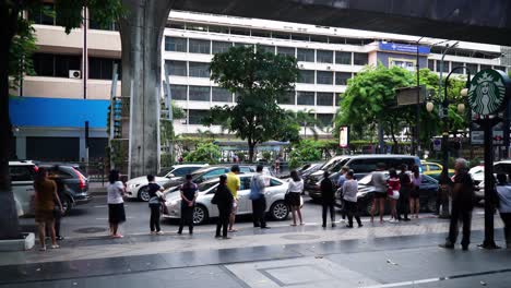 Passengers-Commuters-waiting-at-Urban-City-Bus-Station,-Traffic-moving-past-Timelapse