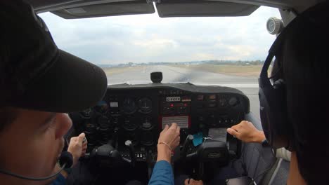 Instructor-De-Vuelo-Y-Estudiante-Piloto-En-La-Cabina-Del-Avión-Despegando-En-El-Aeropuerto